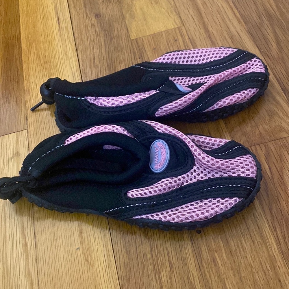 Wave Girl’s Pink And Black Water Shoes Size 11